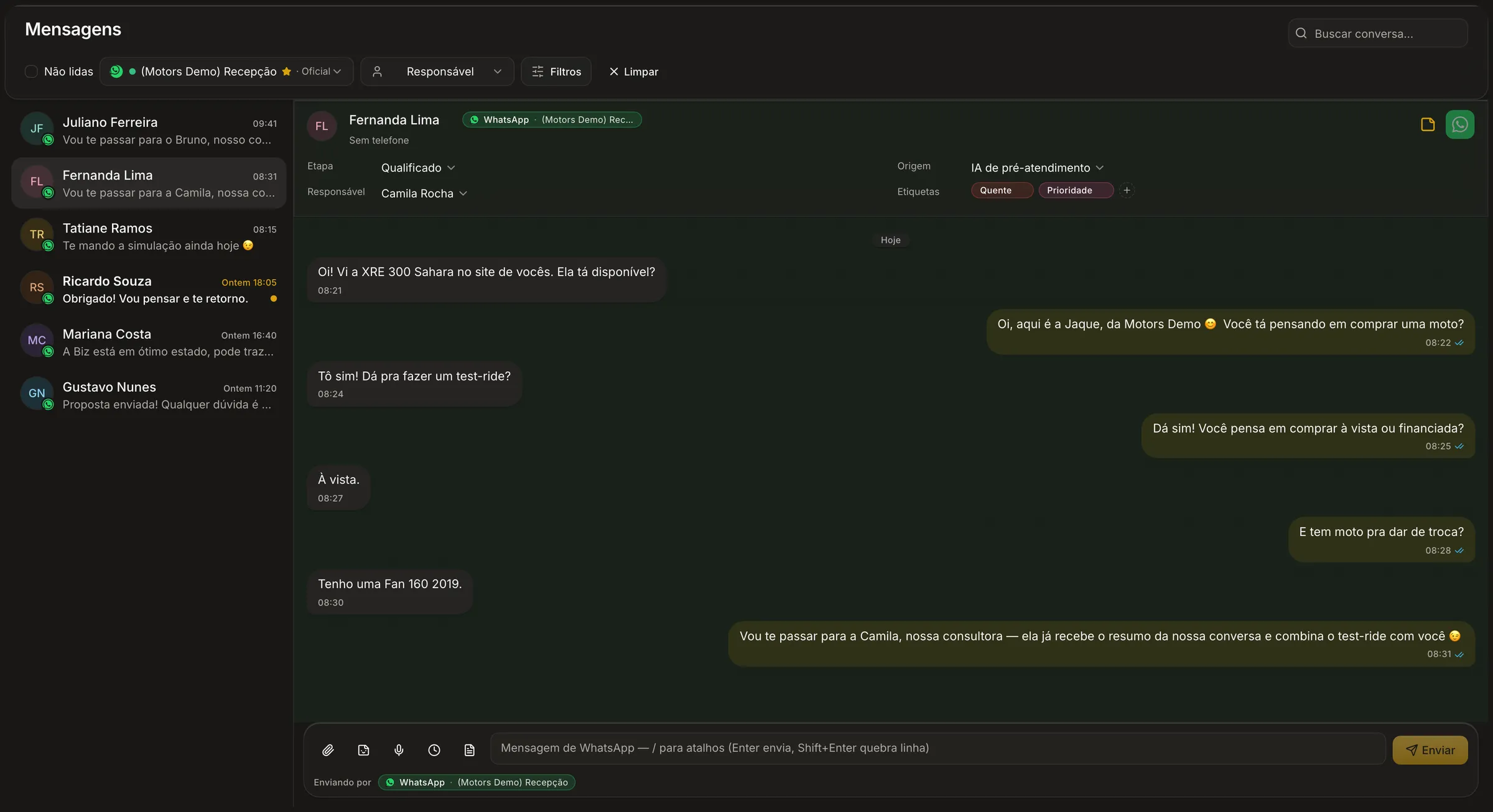 Caixa de entrada do WhatsApp oficial no Apex AI: conversa em que a Jaque qualificou o lead, com etapa, responsável e etiqueta ao lado