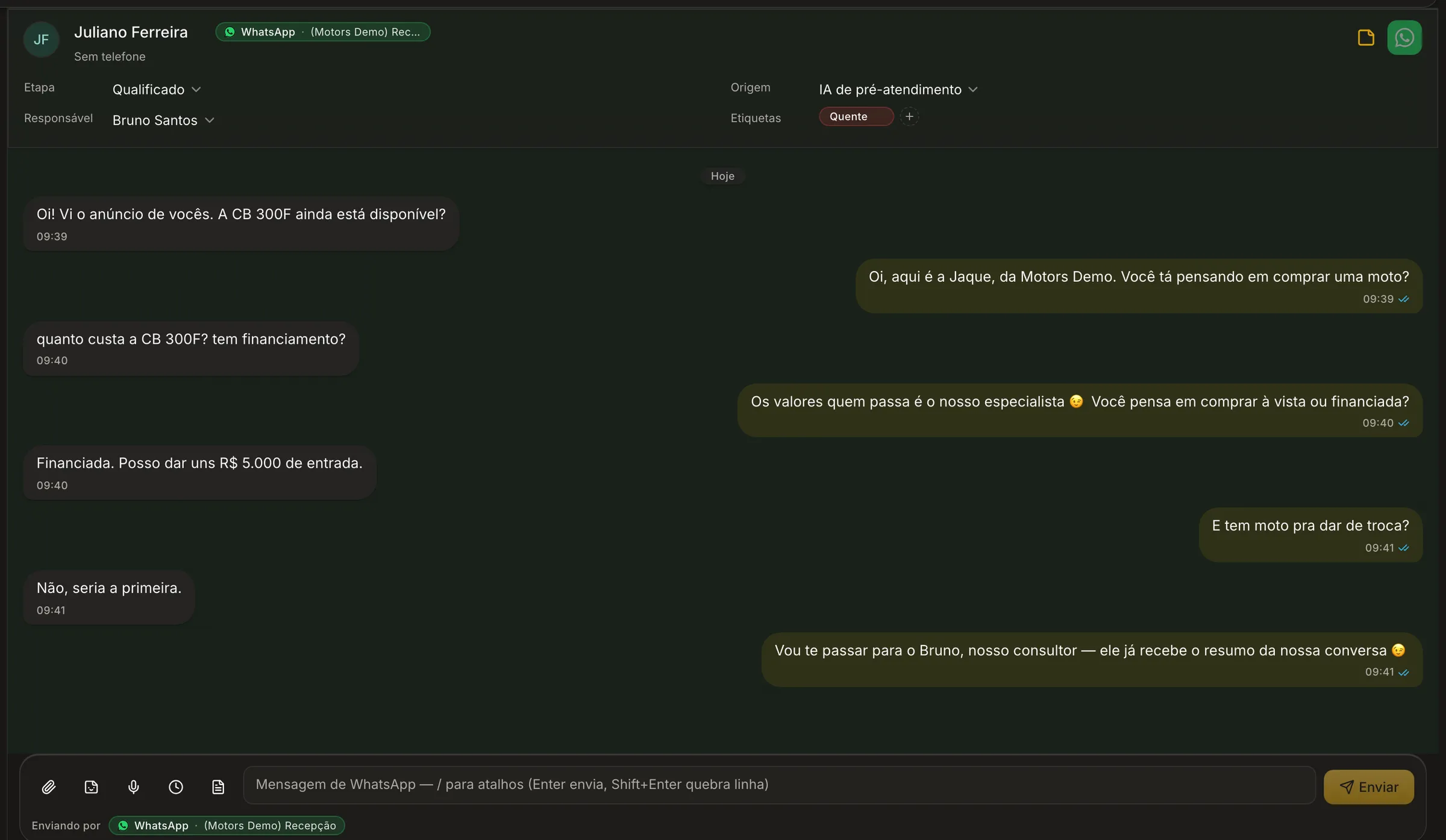 Conversa atendida pela IA no Apex AI com o painel do lead: etapa do funil, vendedor responsável e etiqueta