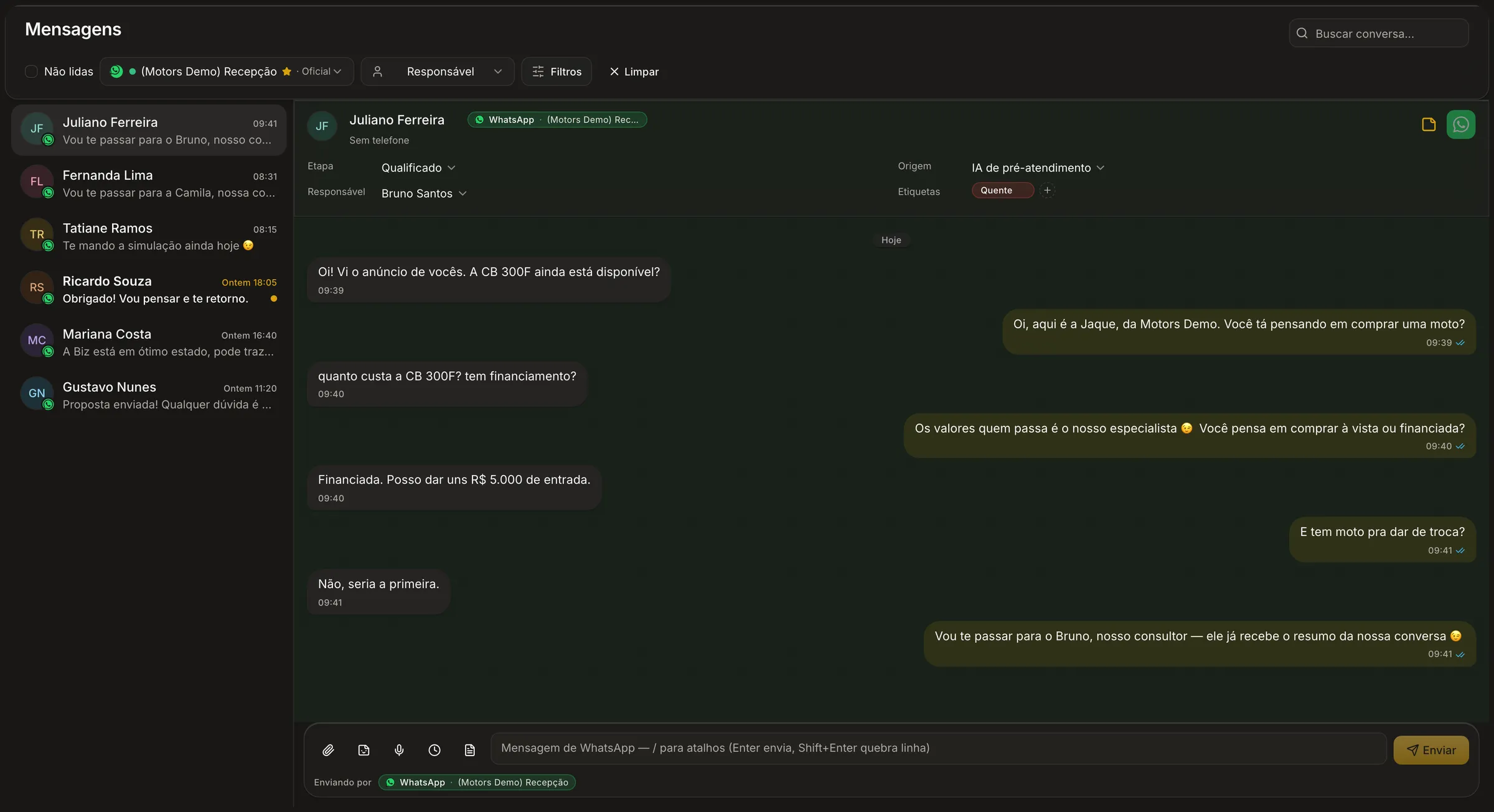 Tela de Conversas do Apex AI: caixa de entrada do WhatsApp oficial com uma conversa atendida pela Jaque e os dados do lead — etapa, responsável e etiqueta — ao lado